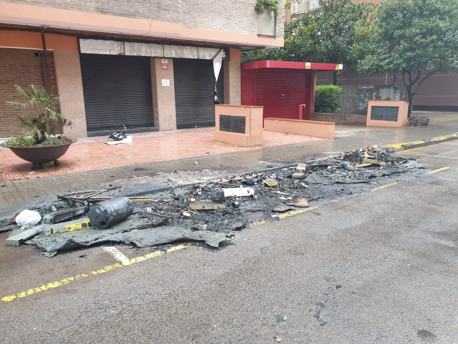 Contenedores calcinados en la calle Velázquez de Sant Adrià / CEDIDA