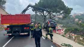 Imagen del rescate del coche en riesgo de caída / GUARDIA URBANA