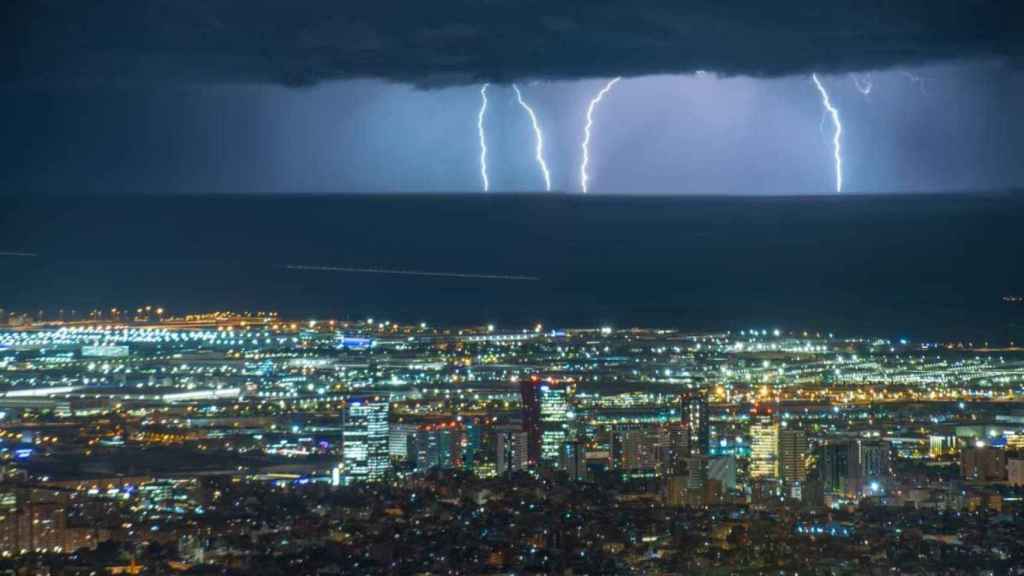 Rayos sobre el mar en Barcelona / ALFONS PUERTAS / OBSERVATORI FABRA