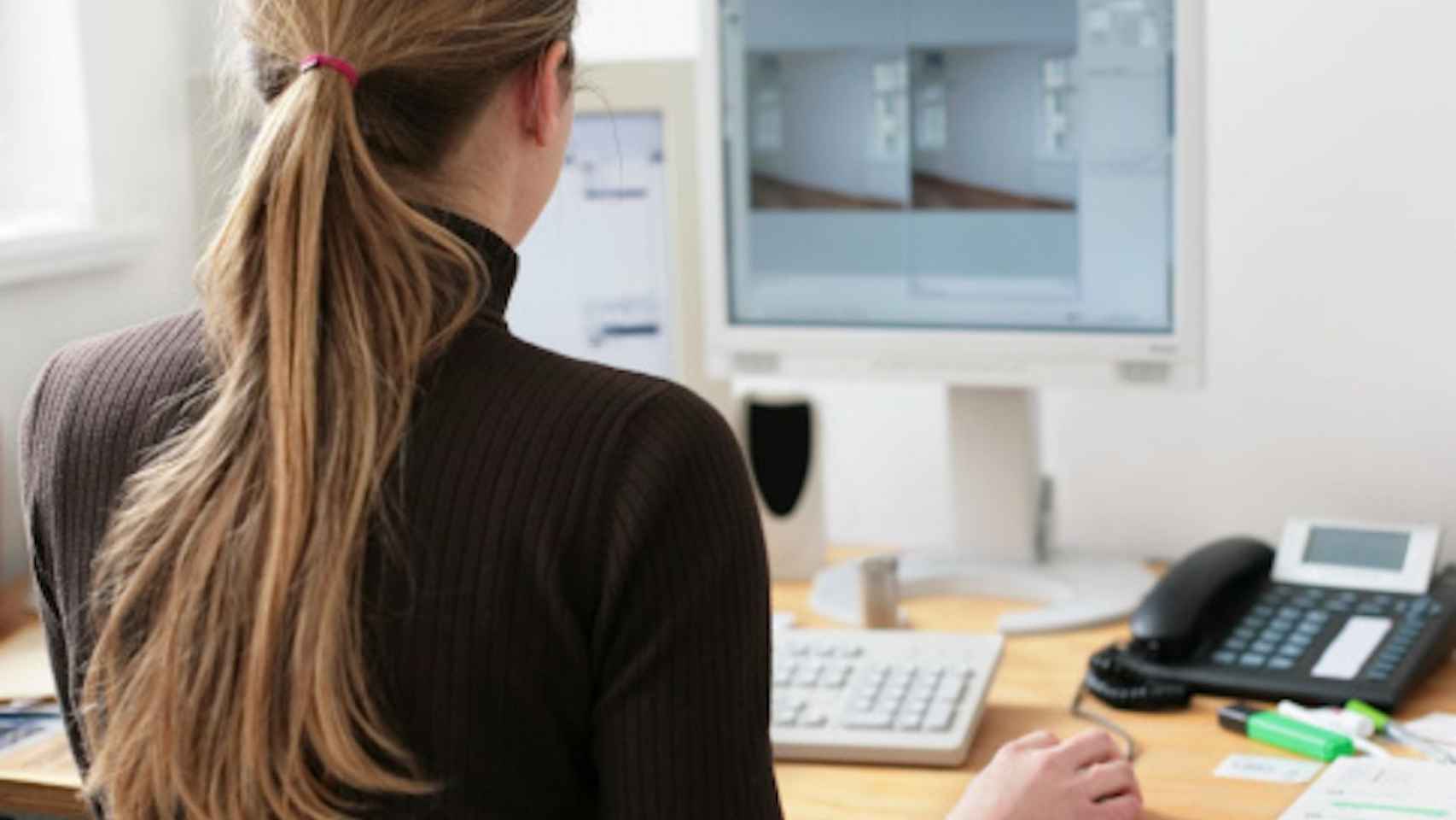 Imagen de archivo de una mujer trabajando / UNIVERSIDAD PONTIFICIA COMILLAS