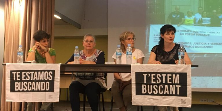 Charla de Sos Bebés Robados Catalunya y la Asociación Dona i Cultura de Badalona / CEDIDA