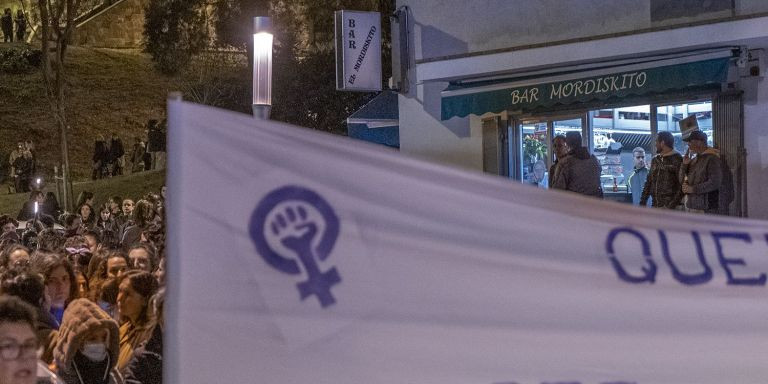 Clientes del bar Mordiskito que han intentado boicotear la manifestación feminista de Ciutat Meridiana / MA