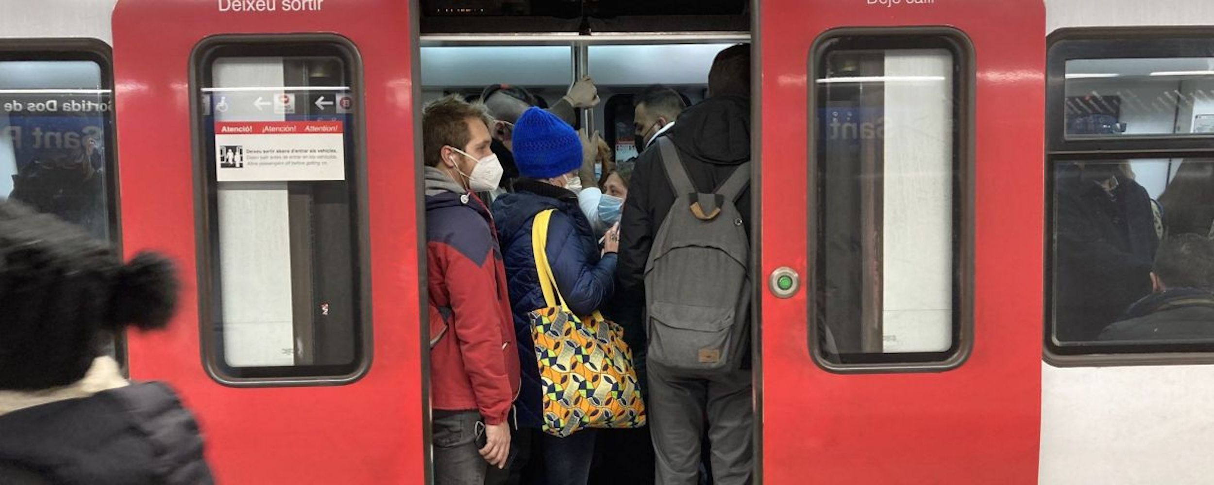 Pasajeros en un convoy de metro de la L5 en Barcelona / TWITTER