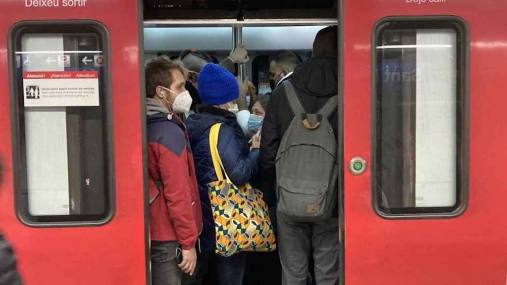 Pasajeros en un convoy de metro de la L5 en Barcelona / TWITTER