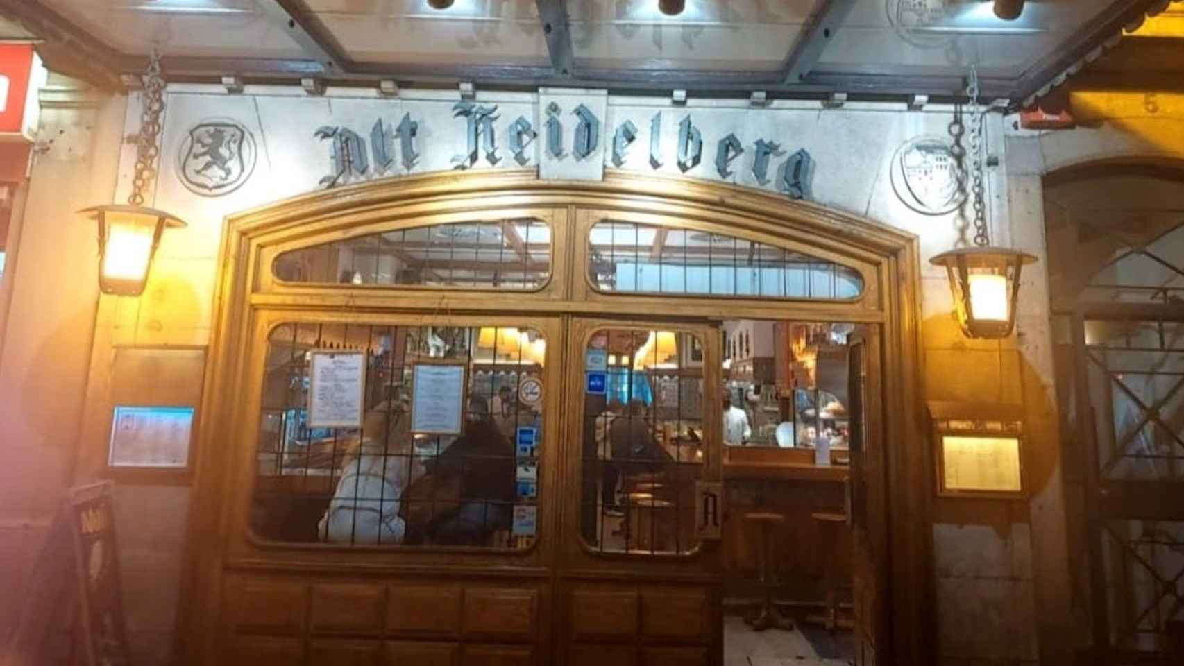 Fachada del Alt Heidelberg, este lunes, con el local reabierto / CEDIDA - ALBERTO MEJÍAS