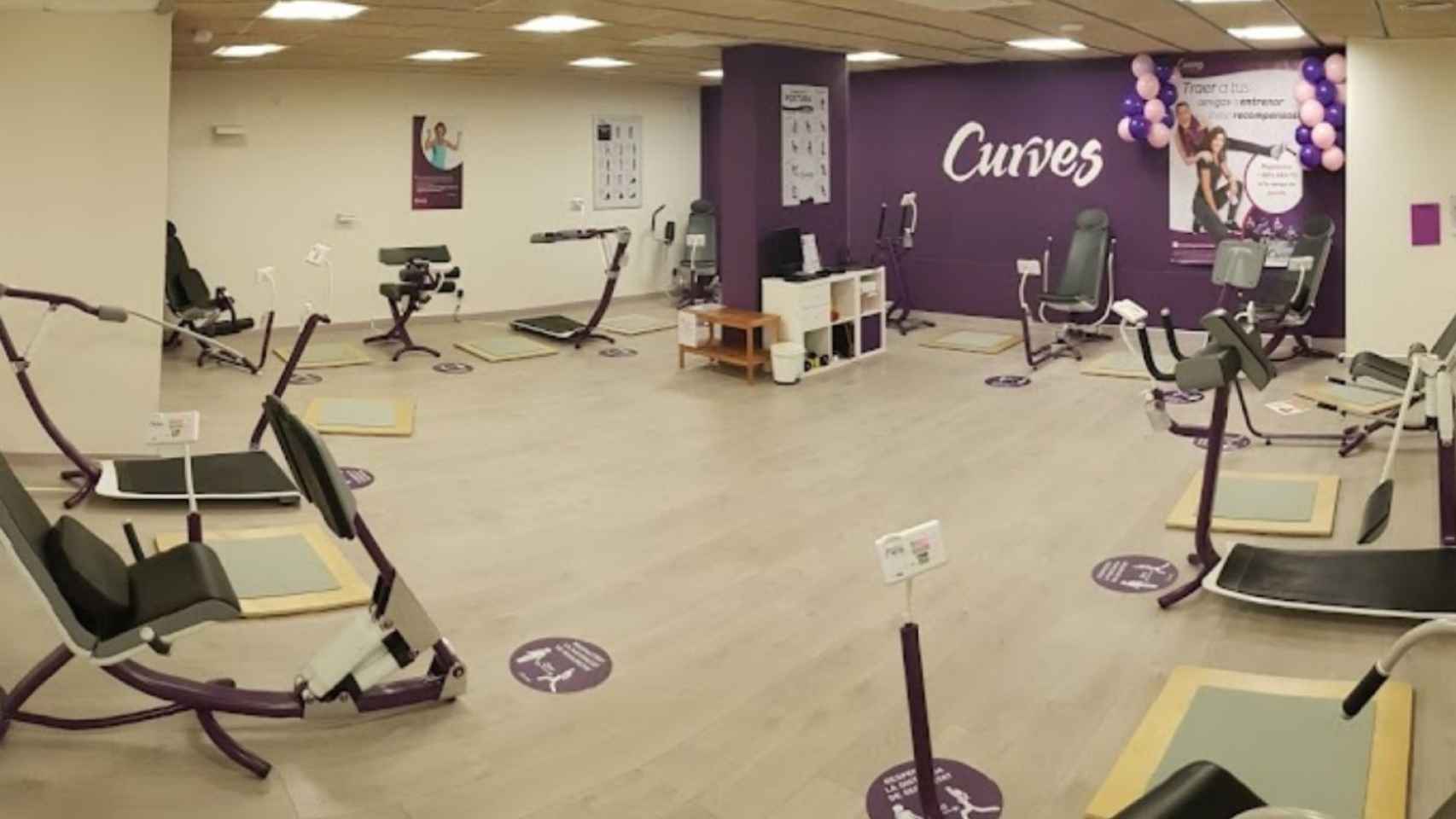 Curves, el primer gimnasio para mujeres de Barcelona / CURVES