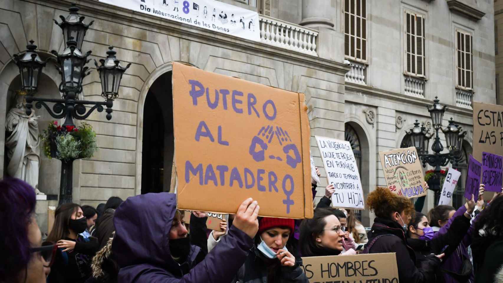 Manifestantes en la concentración abolicionista de este 8M, que han apuntado directamente a Colau / LUIS MIGUEL AÑÓN (MA)