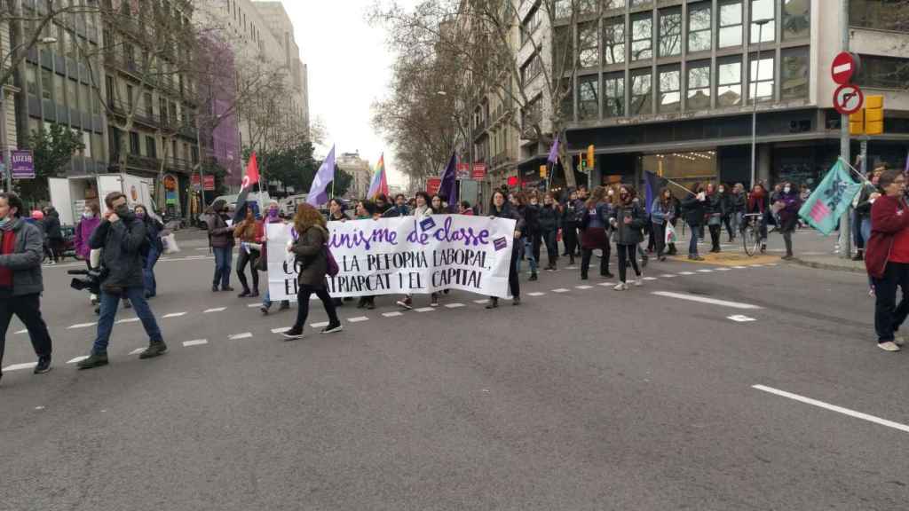 Mujeres manifestándose este martes junto a la plaza de Urquinaona / METRÓPOLI - LUIS MIGUEL AÑÓN