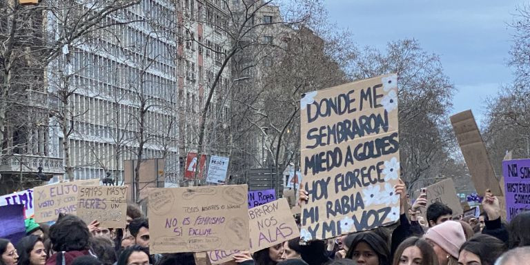 Pancartas de la protesta feminista del 8M en Barcelona / METRÓPOLI