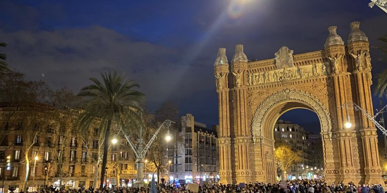 Manifestantes en el paseo de Lluis Companys, donde ha terminado la manifestación / METRÓPOLI