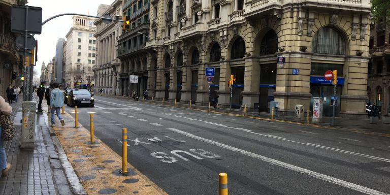 Vía Laietana con vehículos circulando en sentido montaña / METRÓPOLI - RP