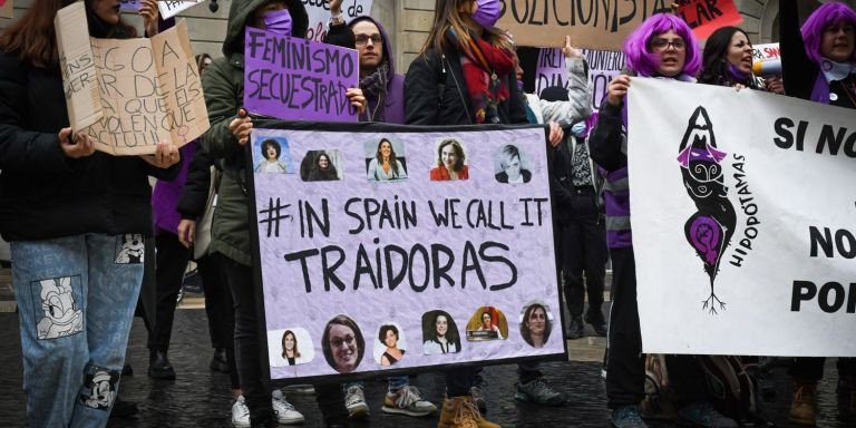 Pancarta en la manifestación abolicionista del 8M en la plaza de Sant Jaume / LUIS MIGUEL AÑÓN - METRÓPOLI