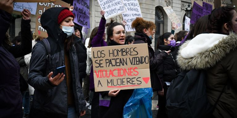 Manifestacion abolicionista del 8M en la plaza de Sant Jaume / LUIS MIGUEL AÑÓN - METRÓPOLI