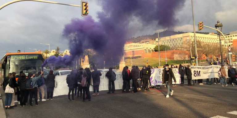 Un grupo de mujeres se manifiesta este martes en la Diagonal / COORDINADORA FEMINISTA DE LES CORTS