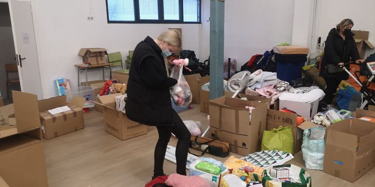 Lara rebusca en una bolsa llena de calcetines para bebé / GUILLEM ANDRÉS