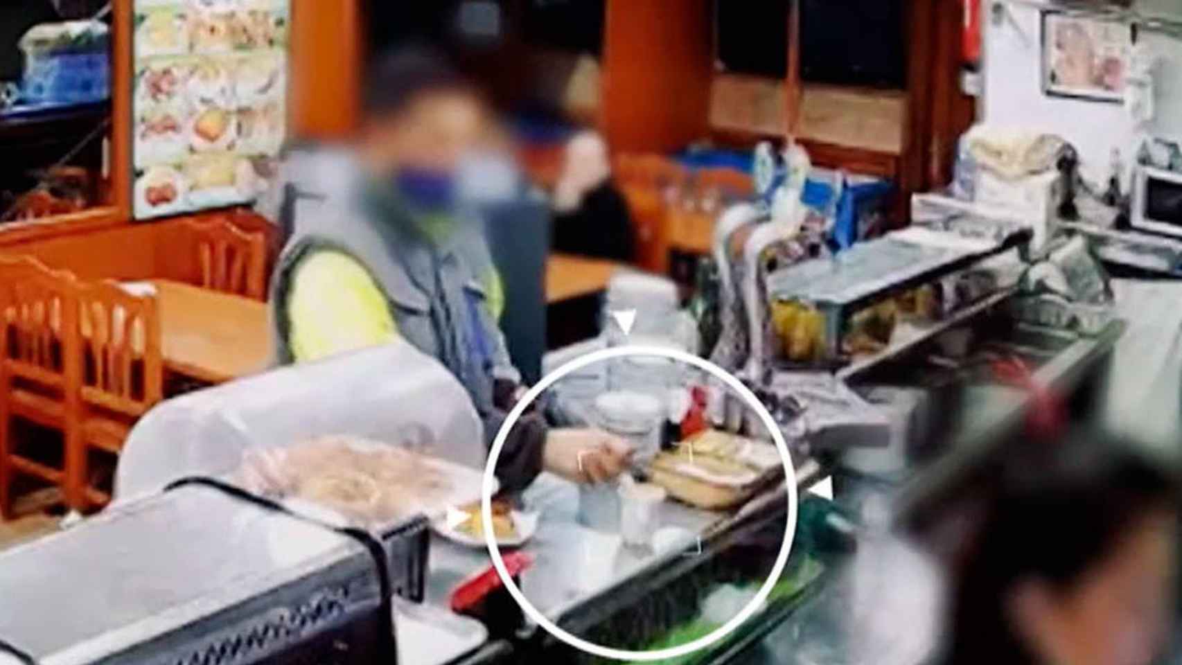 Imagen del 'ladrón del burundanga' durante el asalto a un bar de la Zona Franca en 2021 / TELECINCO