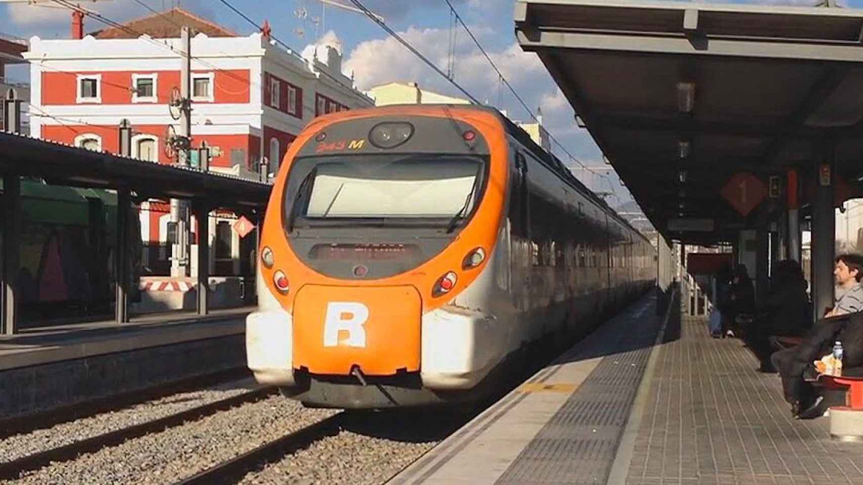 Un tren de la R1 de Rodalies a su paso por Badalona / YOUTUBE