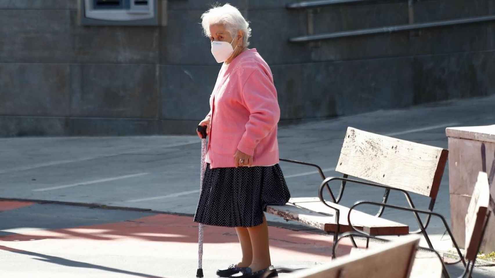 Una anciana como la que fue asaltada en el barrio del Clot de Barcelona / EUROPA PRESS