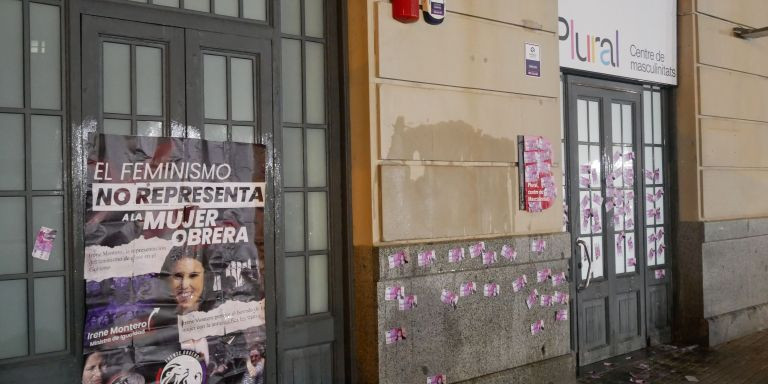 El centro para reeducar hombres de Colau con un cartel del Frente Obrero / CEDIDA