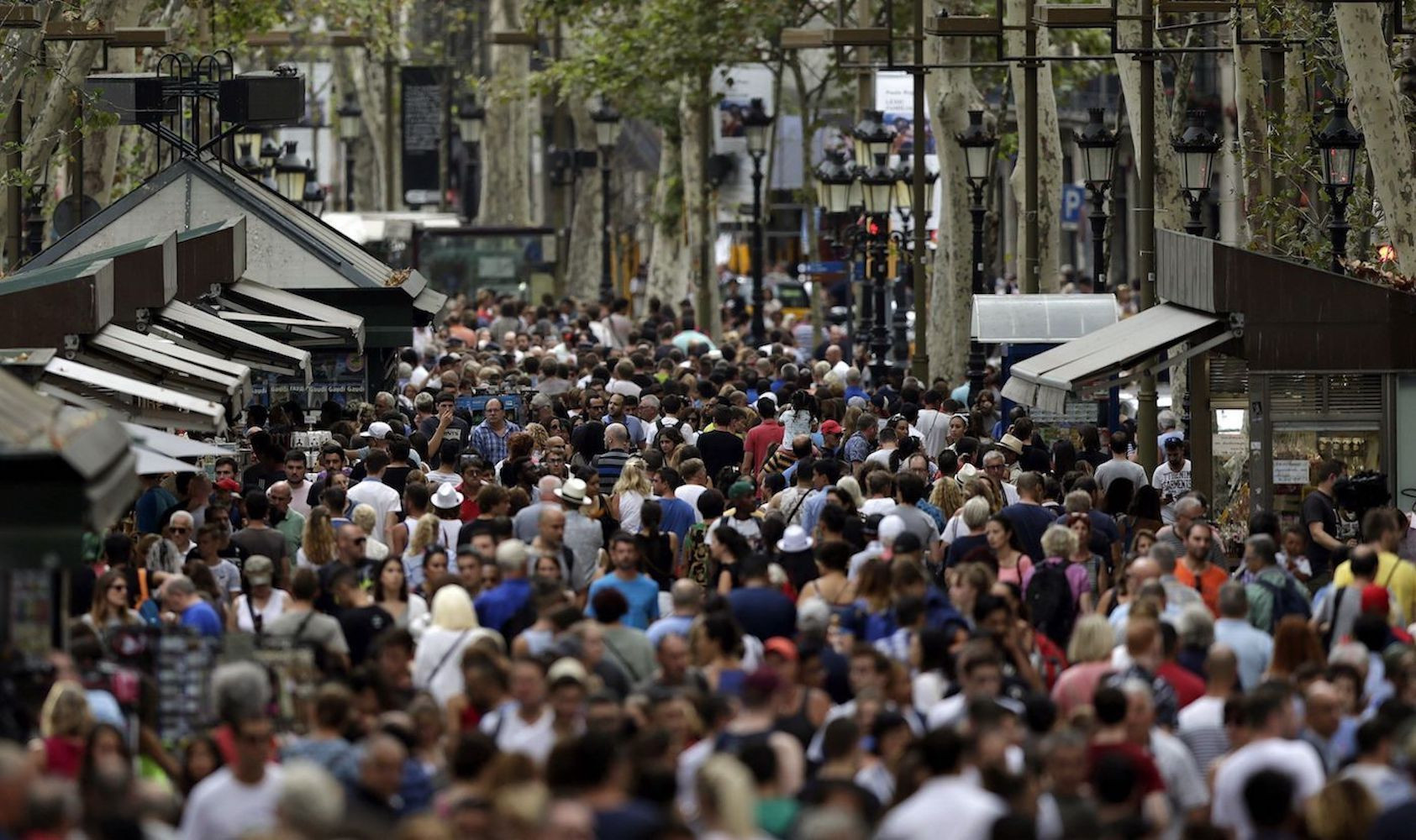 La Rambla de Barcelona, en una imagen de archivo, llena de turistas / ARCHIVO - EFE