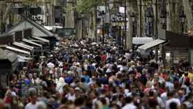 La Rambla de Barcelona, en una imagen de archivo, llena de turistas / ARCHIVO - EFE