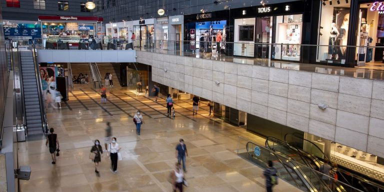 Interior del centro comercial L'Illa Diagonal de Barcelona