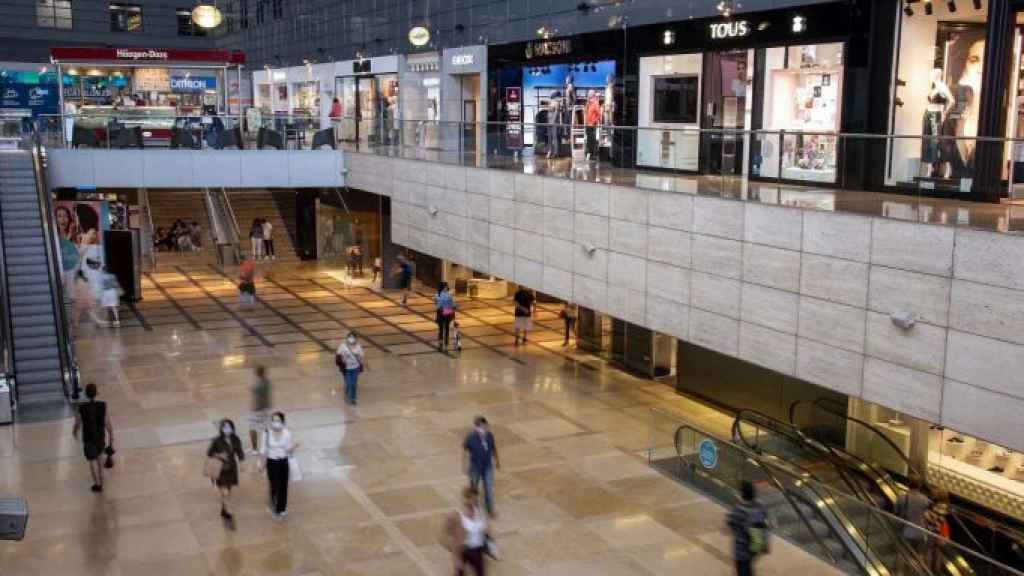 Interior del centro comercial L'Illa Diagonal de Barcelona