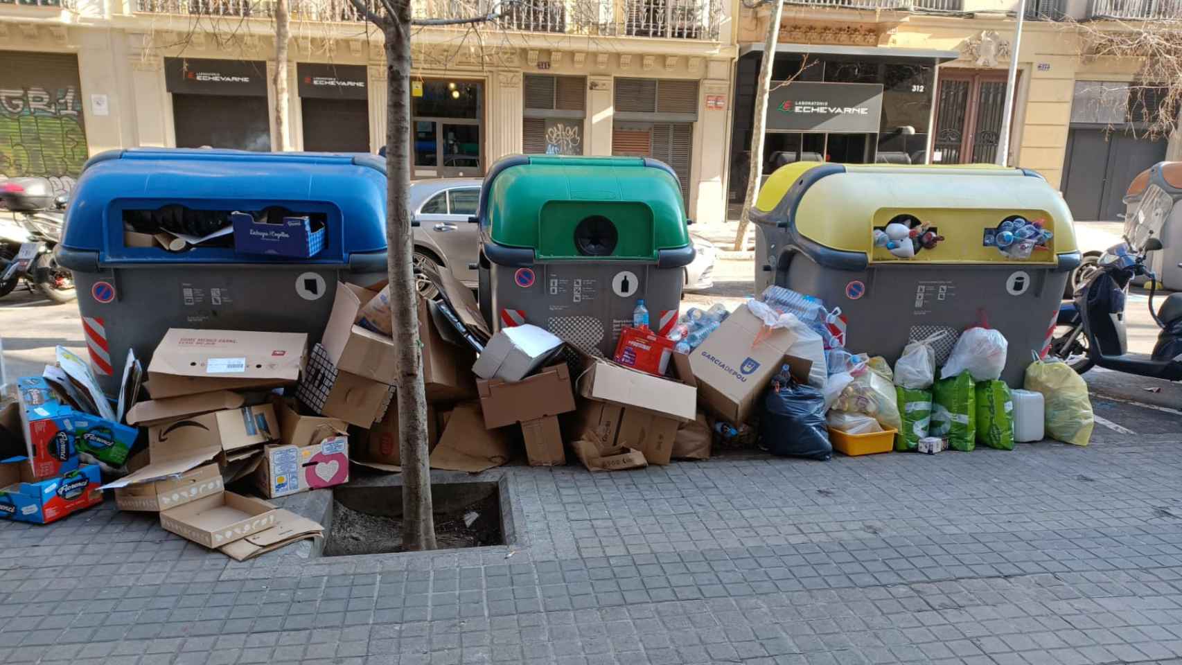 Basura amontonada en la calle Provenza con Pau Claris antes de la huelga de limpieza / CEDIDA