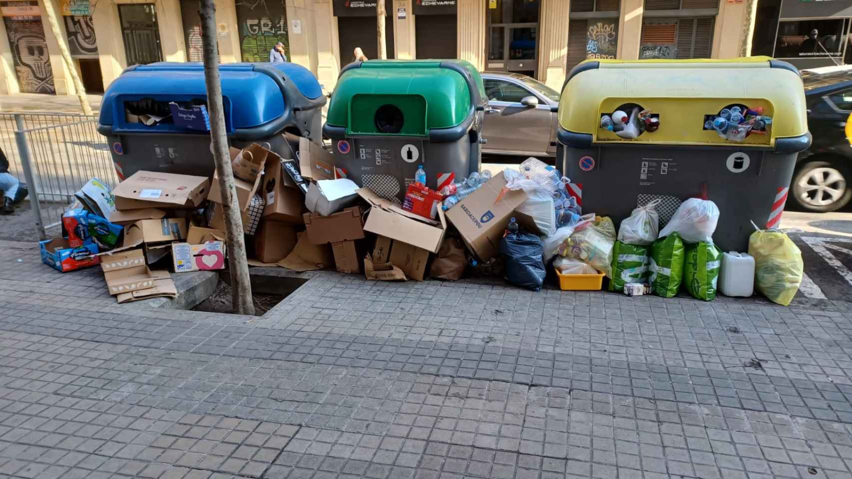 Basura amontonada en la calle Provenza con Pau Clarís / CEDIDA