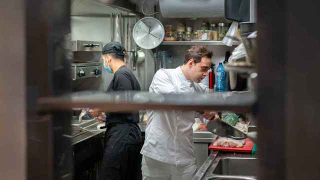 Alejandro Sanahuja, chef y gerente del restaurante O'Peregrino de Barcelona, trabajando en la cocina / RESTAURANTE O'PEREGRINO