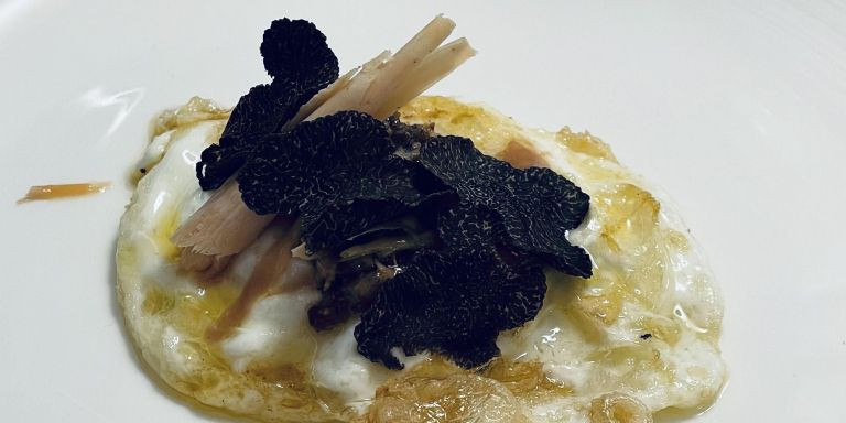 Huevo frito con foie y trufa negra elaborado con el aceite del bogavante / DAVID GORMAN