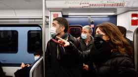 El vicepresident Jordi Puigneró y la presidenta de FGC, Marta Subirà, en uno de los nuevos trenes de la línea Barcelona-Vallès / FGC