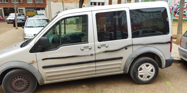 Otro coche pintado en el aparcamiento provisional del Baix Guinardó / METRÓPOLI