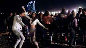 Cientos de personas celebran en la playa de la Barceloneta / EUROPA PRESS