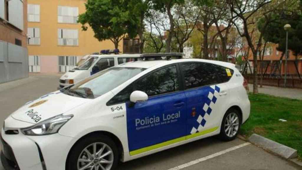 Un coche de la Policía Local de Sant Adrià de Besòs en el exterior de la comisaría / POLICÍA LOCAL SANT ADRIÀ