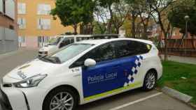 Un coche de la Policía Local de Sant Adrià de Besòs en el exterior de la comisaría / POLICÍA LOCAL SANT ADRIÀ