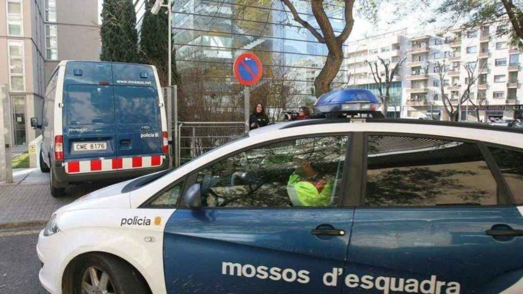 Un coche y un furgón de los Mossos d'Esquadra / EFE