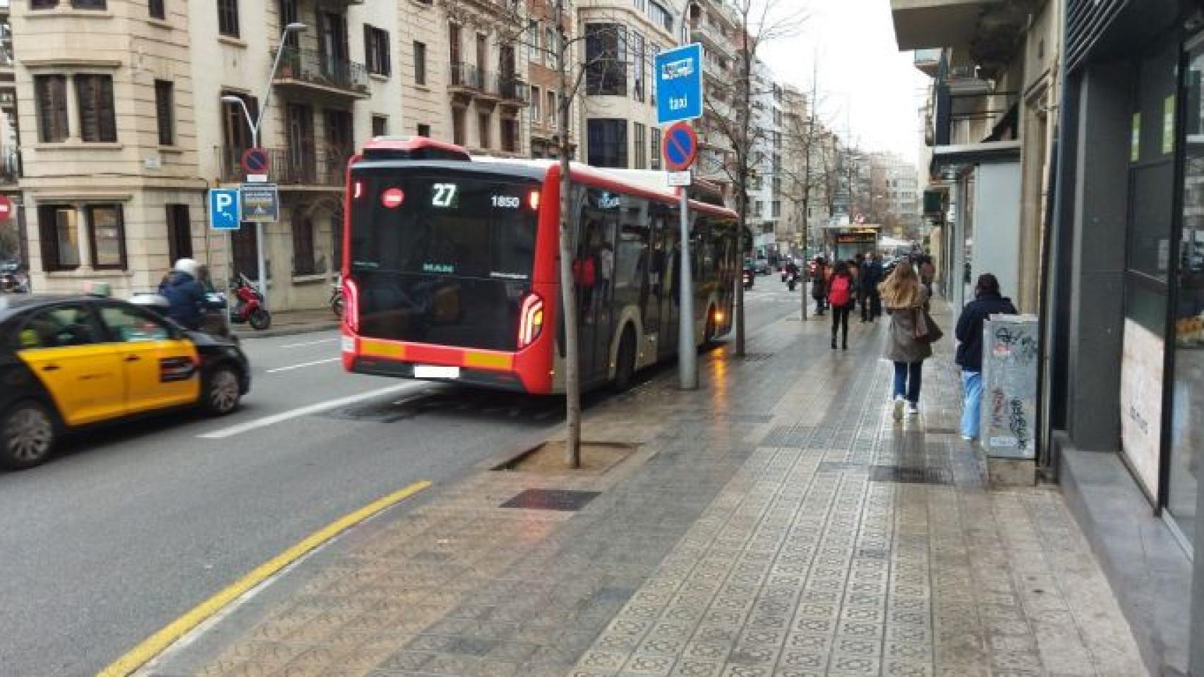 La reforma de la calle de Balmes, por debajo de la plaza Molina, con la acera ya ampliada / METRÓPOLI