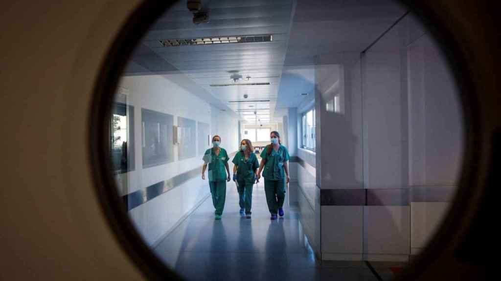 Tres enfermeras en un hospital durante la pandemia del coronavirus / EFE