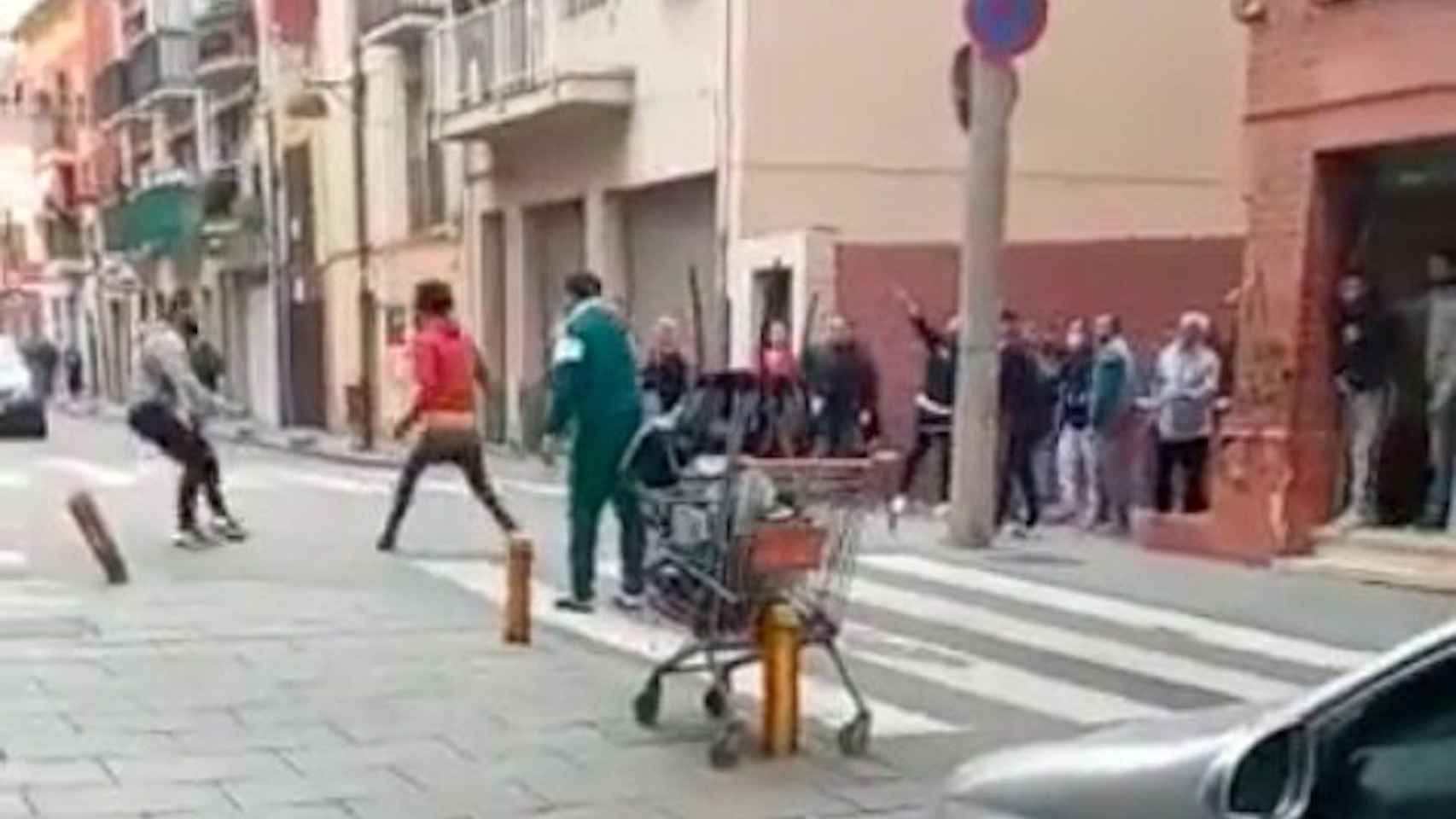 Momento en el que un individuo dispara a dos personas en Canovelles / REDES SOCIALES