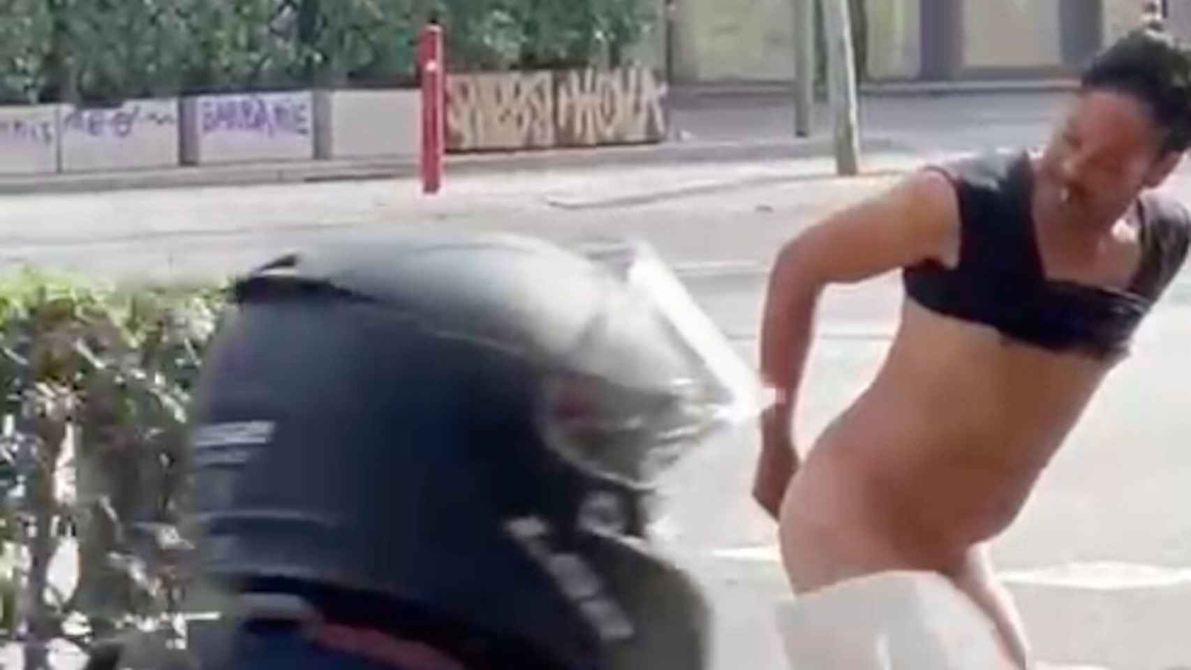 VÍDEO: Un hombre se afeita los genitales en la Gran Via a plena luz del día