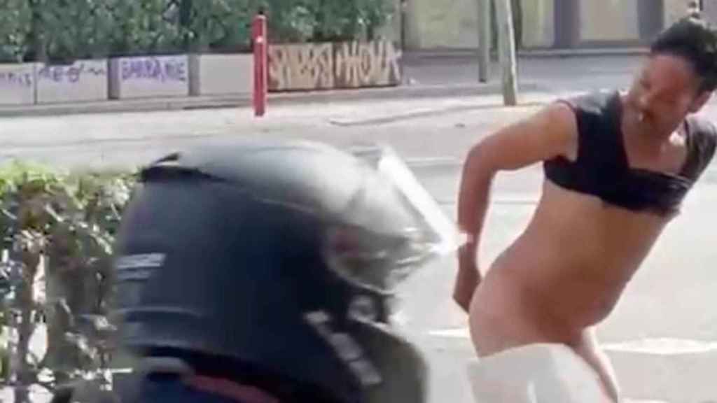 Un hombre se afeita los genitales y el culo en la Gran Via / METRÓPOLI