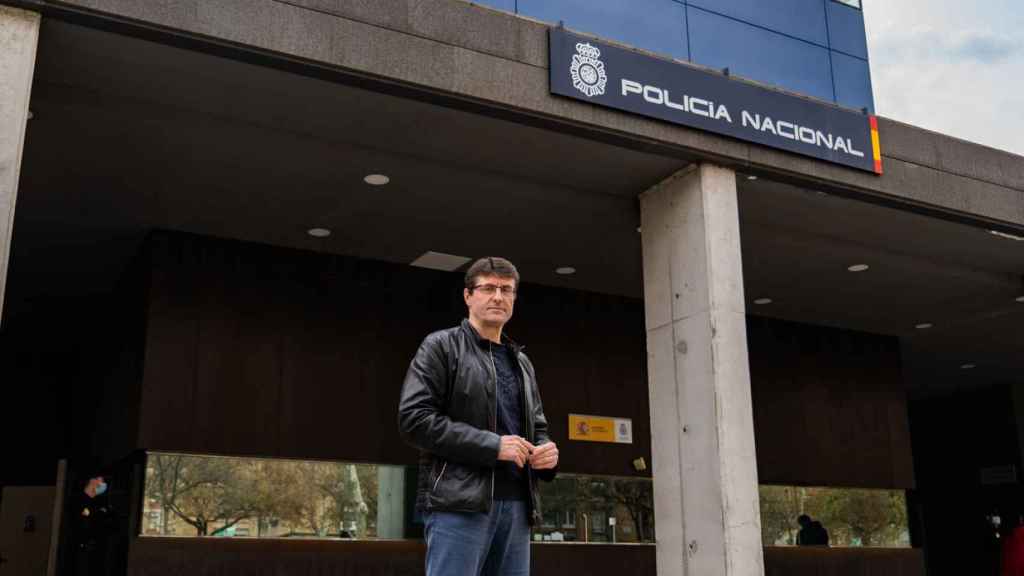 El inspector Carlos Gil en el exterior de la comisaría de La Verneda / LUIS MIGUEL AÑÓN (MA)