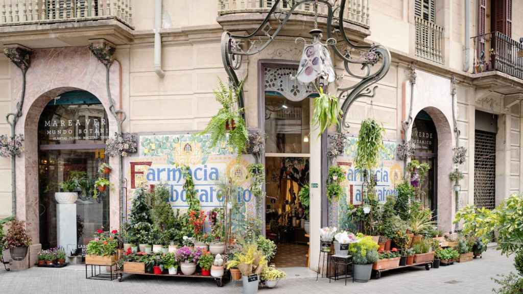 Fachada del local que albergó durante años la farmacia del doctor Palomas / INMA SANTOS