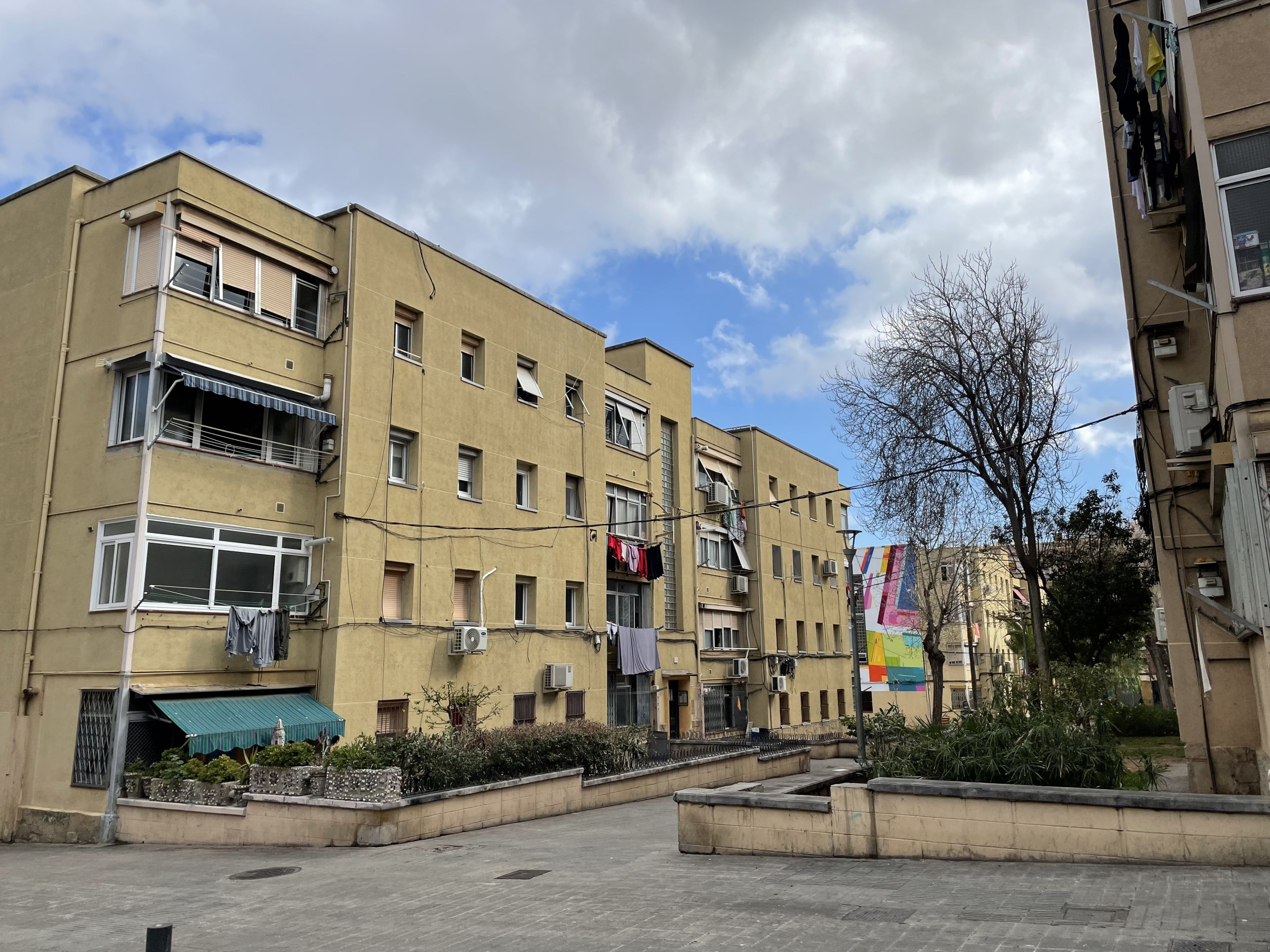 Bloque del barrio de La Florida de L'Hospitalet que da de cara a la plaza / MA