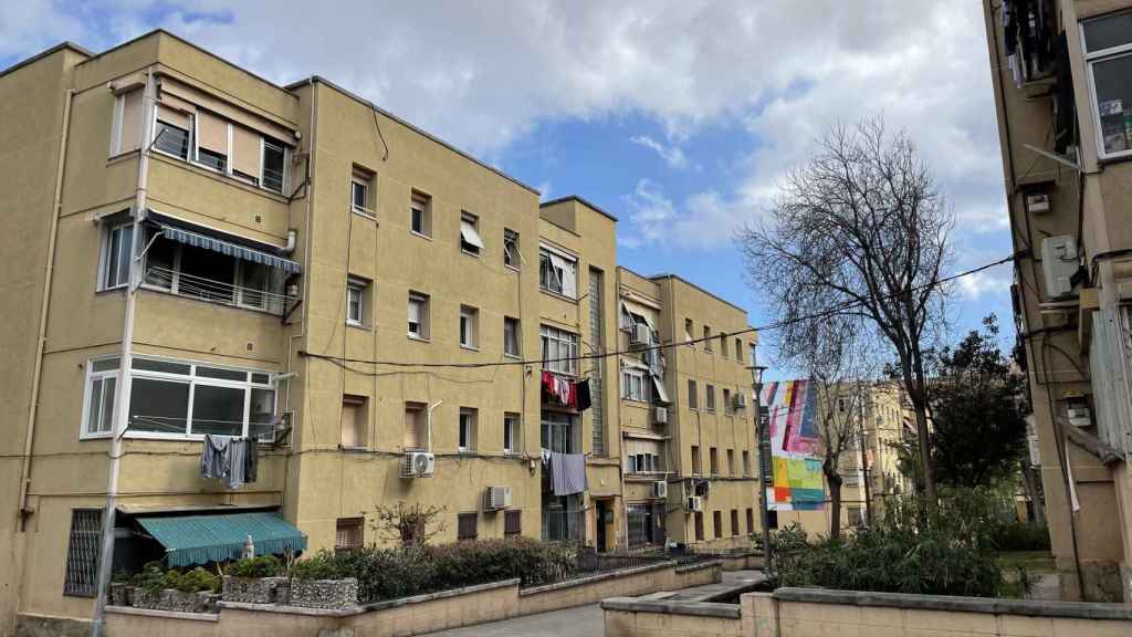 Bloque del barrio de La Florida de L'Hospitalet que da de cara a la plaza / MA