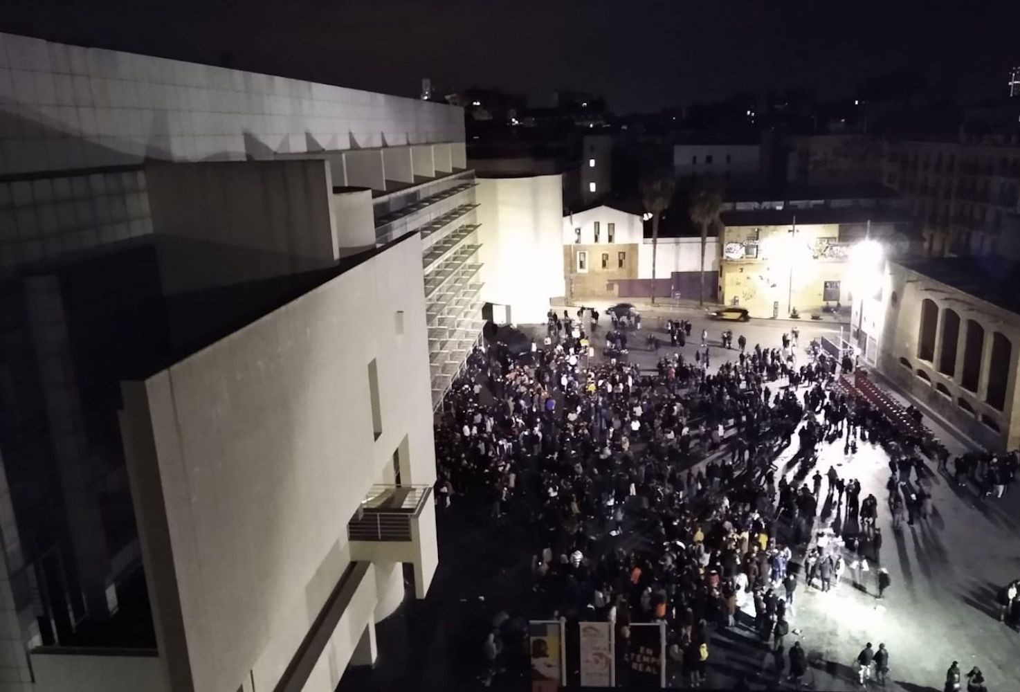 Un botellón en la plaza del MACBA, un punto habitual de consumo de alcohol en Barcelona / CEDIDA