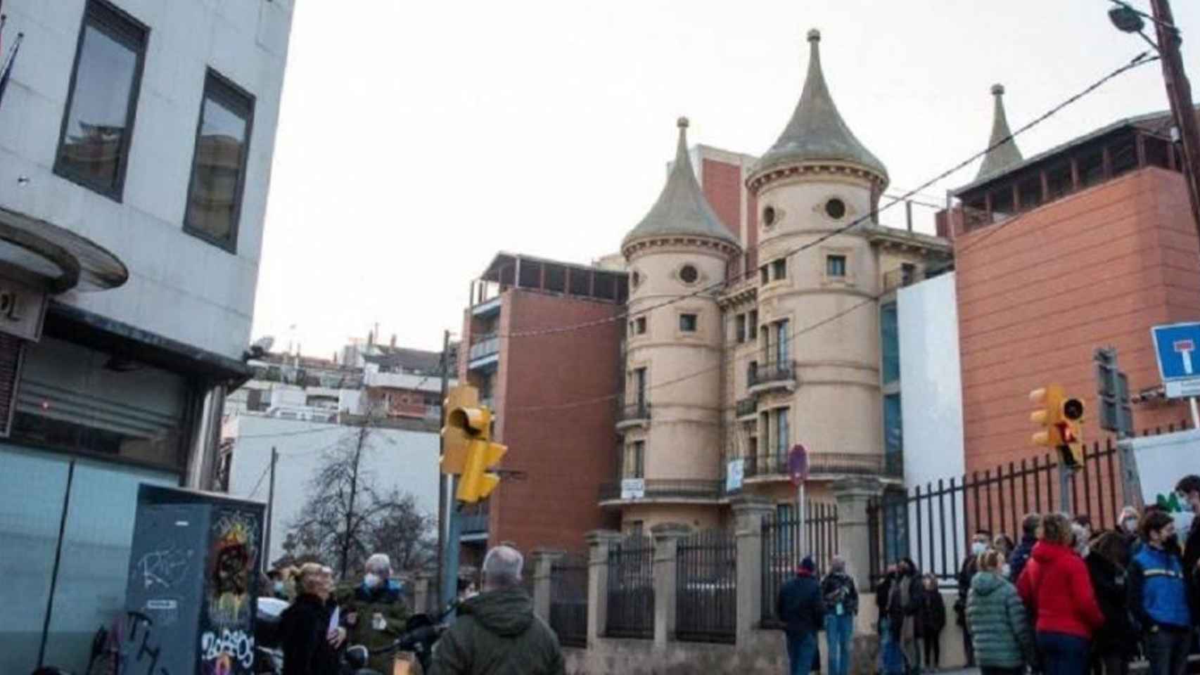 Protesta ante el Hotel Aristol, donde se ha ubicado el nuevo albergue para toxicómanos del Baix Guinardó / METRÓPOLI