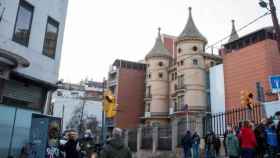 Protesta ante el Hotel Aristol, donde se ha ubicado el nuevo albergue para toxicómanos del Baix Guinardó / METRÓPOLI