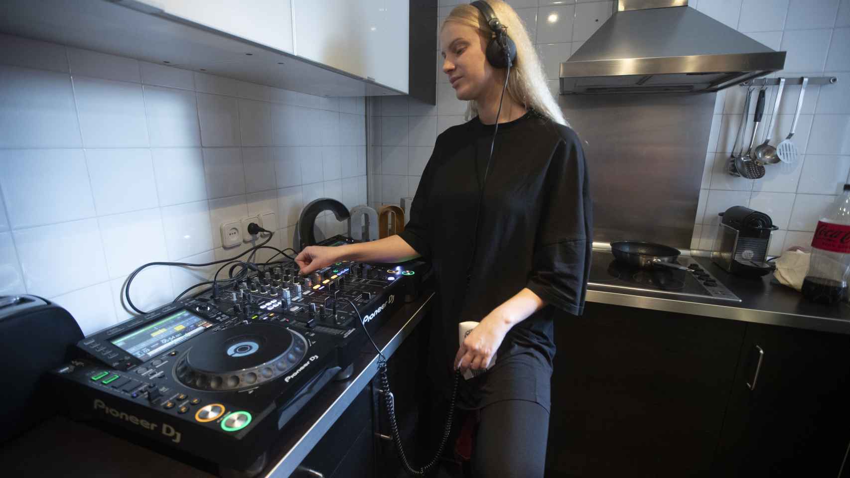 La dj ucraniana con su mesa de mezclas en la cocina del piso de Gràcia donde vive / EFE